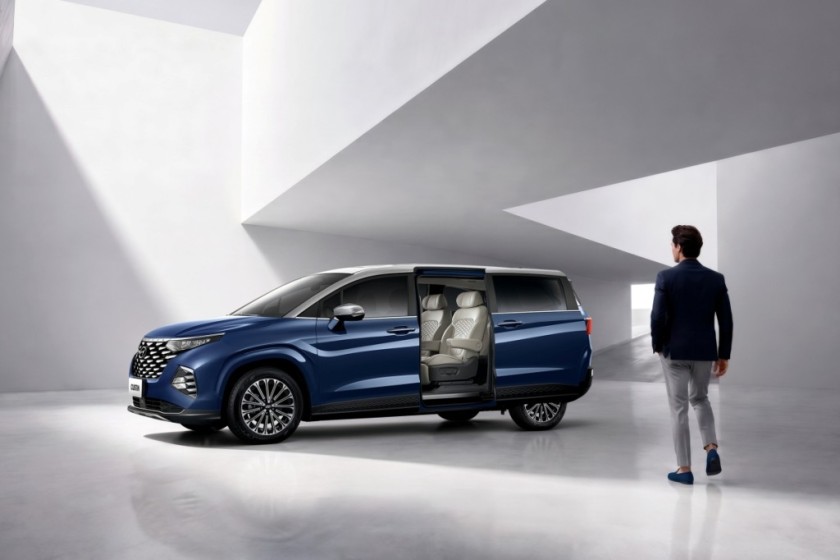 HYUNDAI CUSTIN Royal尊榮上市！雙色美學與VIP頭等座艙升級，打造高質感尊榮MPV新選擇