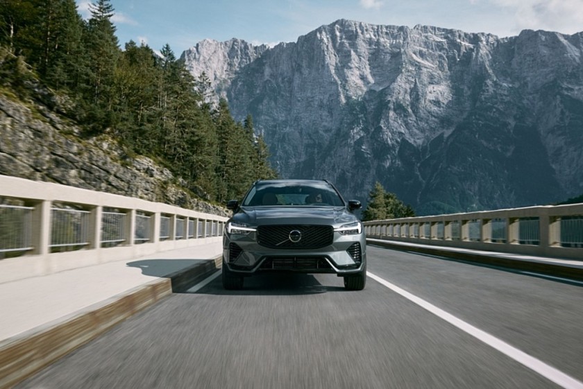 VOLVO凝結北歐純粹美學、平衡動感魅力2027年式全新到港 再推「XC40 極黑版」勁勢升級