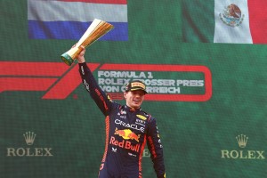 制霸主場!Red Bull車隊Max Verstappen回歸紅牛賽道奪冠,Sergio Pérez競速超車登上頒獎台