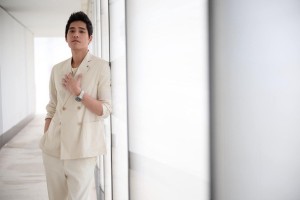2023釜山影展薛仕凌風光奪最佳男配角獎,佩戴TAG Heuer Carrera Chronosprint x Porsche 計時腕錶優雅風範