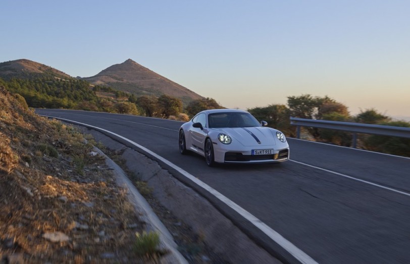 保留六速手排變速箱、比 Carrera 輕 42 公斤！Porsche 911 Carrera T 售價 777 萬起正式亮相！