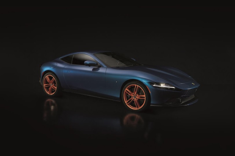 結合了義大利躍馬和日本藍染的設計文化，Ferrari Tailor Made推出獨一無二的Roma