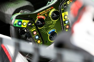 僅20年進程！Porsche將傳統方向盤演進至成超級多功能控制中心