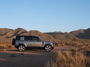 JLR 全車系 9 月份限時推出 5 年安心禮遇購車優惠，5 年 0 利率分期財務方案輕鬆入主，再享升級 5 年原廠保固與 5 年原廠保養服務