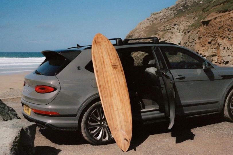 Bentley與Marnie Rays和Otter Surfboards合作推出木紋衝浪板