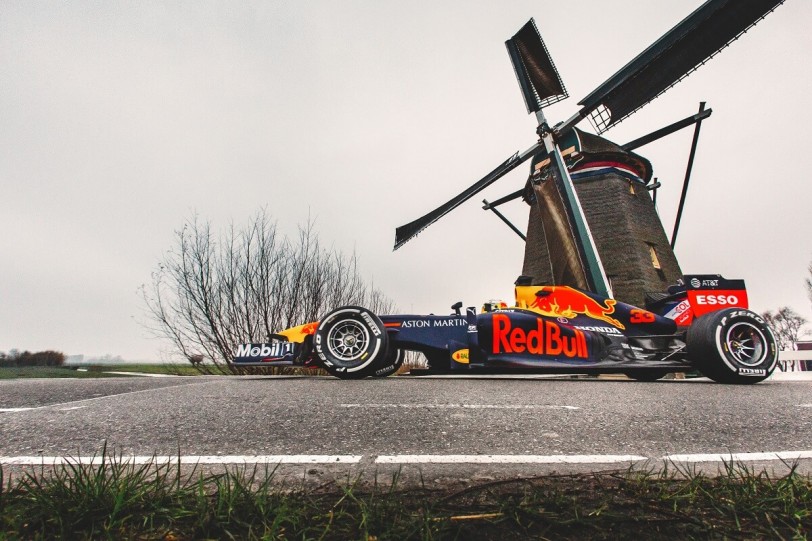 賽車迷久等了!Aston Martin Red Bull Racing F1賽車及賽車手駛進荷蘭各知名地標,展開高速競逐