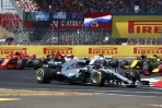 Lewis Hamilton狂飆!助銀箭在F1英國站從墊底拉回2、4名