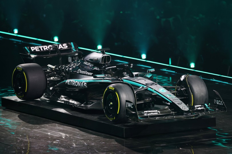2025賽季前奏！Mercedes-AMG W16 全新戰駒 F1 75 Live驚豔亮相