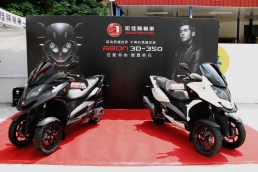 蒙眼也能騎車？VR體驗宏佳騰三輪重機