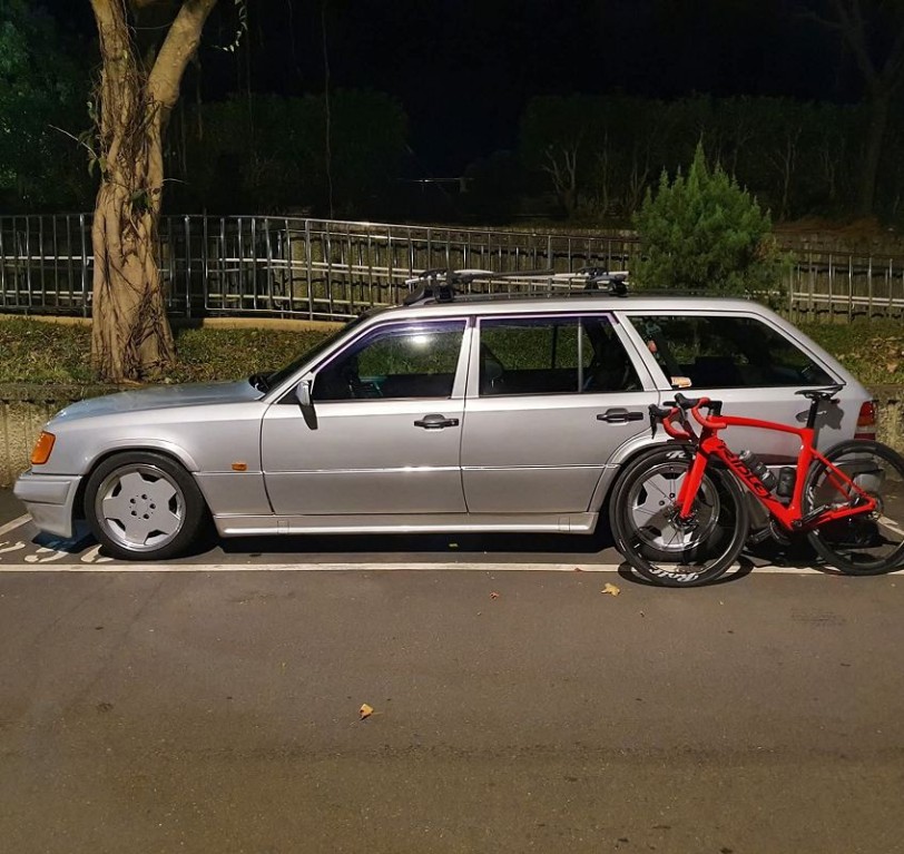 非常適合熊大店長之永佳單車店的Mercedes-Benz S124 300TE
