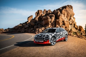 Audi e-tron於派克峰進行動能回收測試 電動車也配備方向盤換檔撥片？！