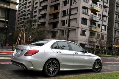 AMG指揮艇組合! M-Benz C 450 AMG 4Matic實路體驗