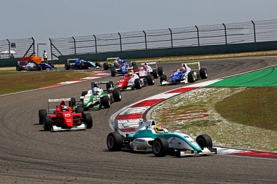 青年冠軍方程式系列賽攜手全新合作夥伴,中國大眾汽車金融推動安全駕駛