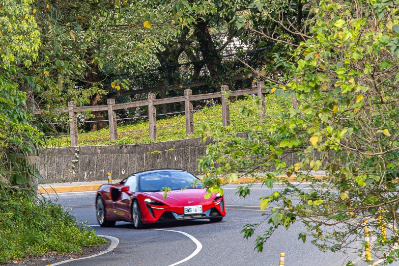 McLaren Artura V6 Hybrid 2025,中置引擎油電混合超跑竟然很適合天天開