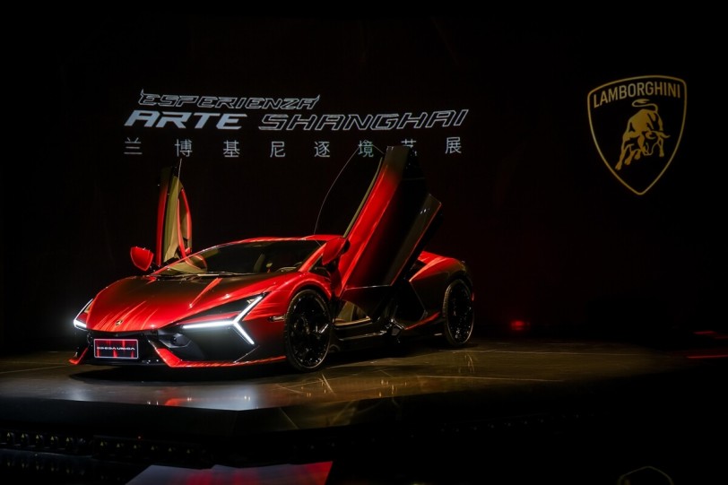 Lamborghini在上海Esperienza Arte伴隨悟空筋斗雲展出中國專屬定製的Revuelto Opera Unica