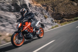 個性十足 狂野競速,2017 KTM 390 DUKE、RC 390 改款上市