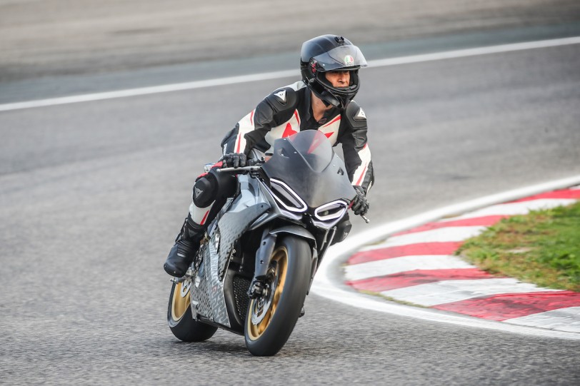 KYMCO 挺進捷克布拉格新能源電動車展 E-SALON,首曝SuperNEX電動重機超跑賽道驗證測試 積極邁向量產之路