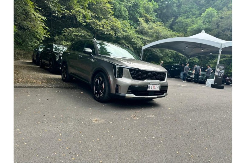 大幅度外觀設計改良，KIA 中期改款 Sorento 捕獲、預計 9 月底前後對外亮相！