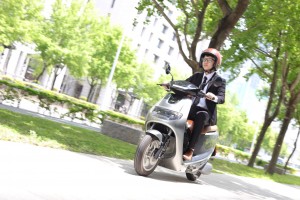 在家充電最方便 不限里程暢快騎 eMOVING iE125全新車型「超質款」預購起跑 最低入手價不到25,000元