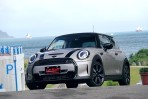 少即是多!MINI Cooper S以更清晰面容二次詮釋純粹駕馭
