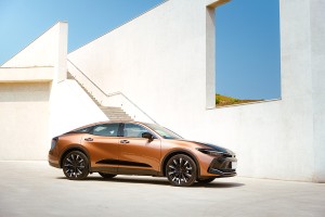 傳承運動員的真諦,2023 Toyota CROWN Crossover 2.4 Dual Boost Hybrid 皇家版
