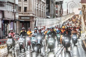 1,572輛「機車瀑布」再現台北橋!Gogoro、YAMAHA、A Motor 宏佳騰、GoShare 綠能總動員