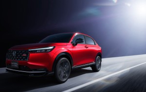 導入降低 15mm 專用避震與 EPS 電子轉向輔助設定，日規 Honda Vezel e:HEV RS 運動版開啟預購