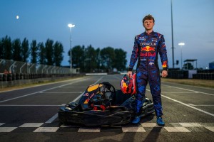 Red Bull Racing車手 Max Verstappen即將上演百人超車秀  全球最大規模卡丁車賽事《Max vs 100》將於 9/16 Disney+ 全球直播