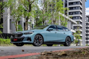 當您要的就是電動旅行車！BMW i5 Touring讓您空間實用與駕駛樂趣全都不需妥協