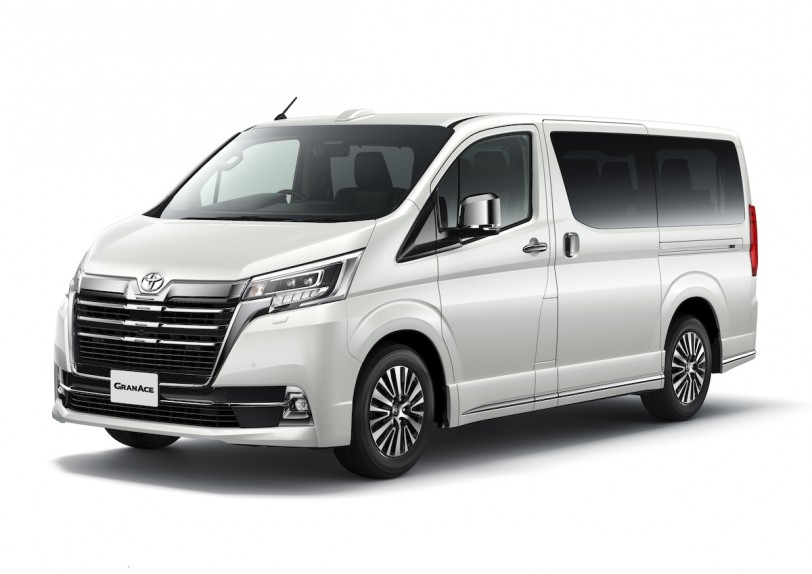 Toyota Granace 新年式亮相、新增副駕駛座頭枕自動下降、側面「老闆鍵」控制!
