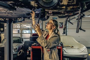 巾幗不讓鬚眉：而立之年的經典車車探Laura Kukuk