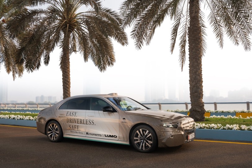 Mercedes-Benz與Momenta以及移動服務供應商Lumo合作，在中國與阿布達比推出S-Class無人駕駛計程車服務